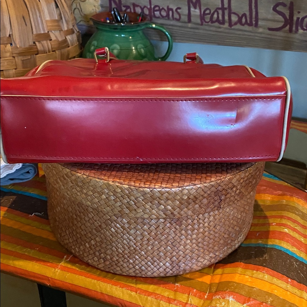 Vintage Liz Claiborne Red and Cream Piped Bowling Style Bag - Picture 13 of 16